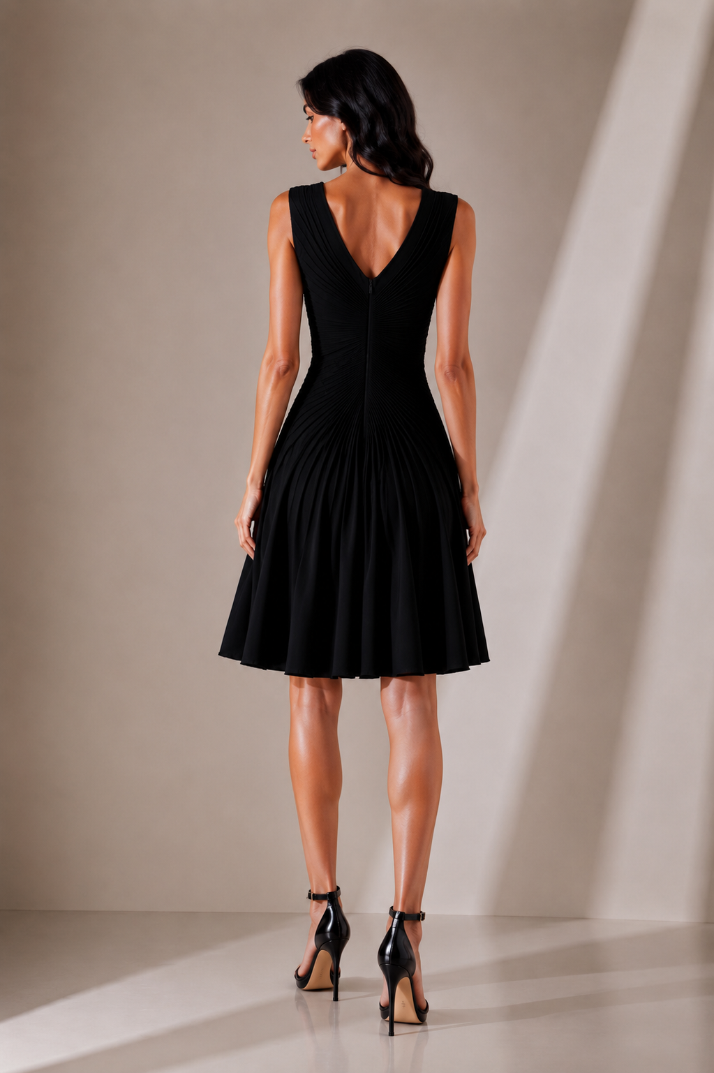 Mini-Kleid mit V-Ausschnitt und radialen Falten