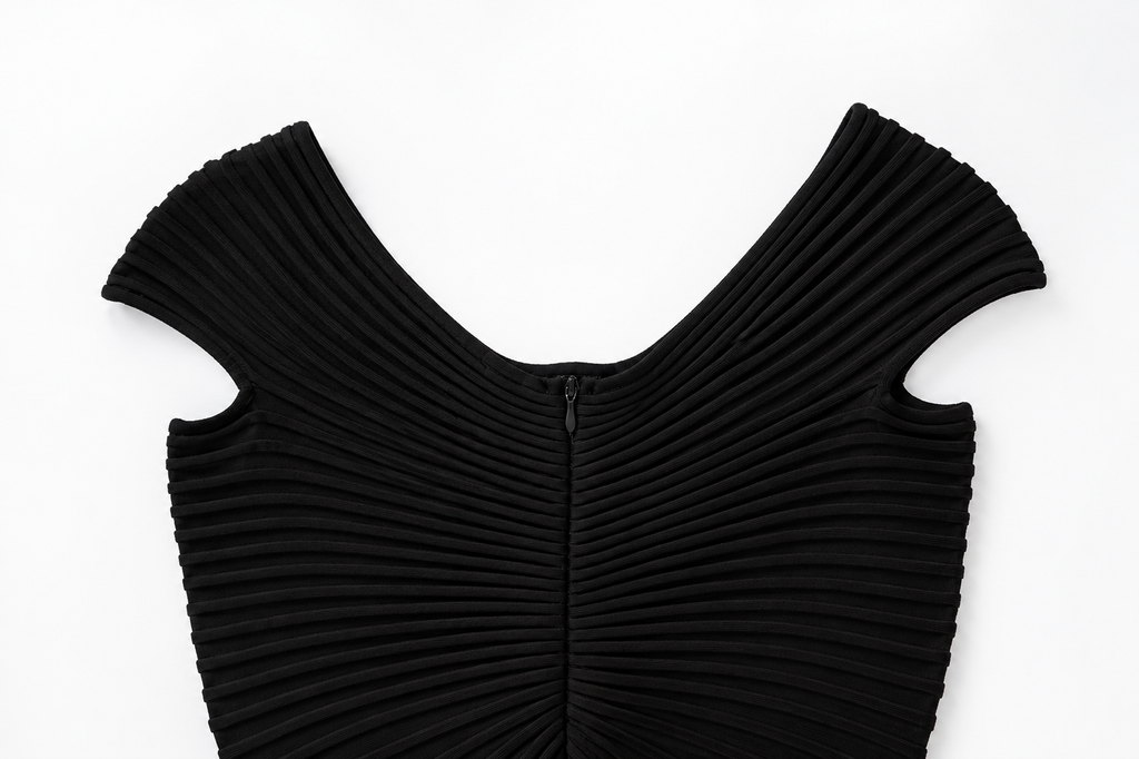 Mini-Kleid mit V-Ausschnitt und radialen Falten