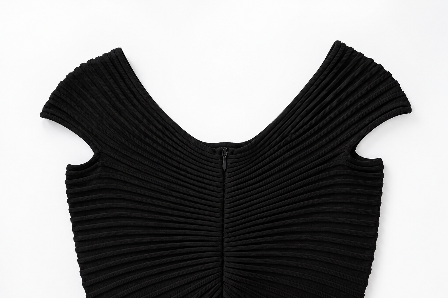 Mini-Kleid mit V-Ausschnitt und radialen Falten