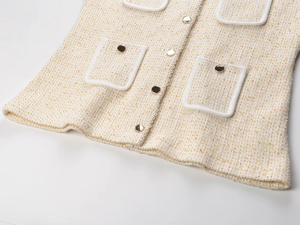 L’Ensemble Perle – Tweed-Strickweste & plissierter Minirock im Set in Elfenbein