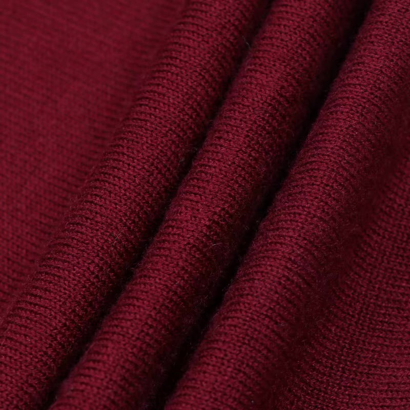 La Robe Bordeaux — Maxikleid aus Strick mit Rollkragen in Tiefem Burgunderrot