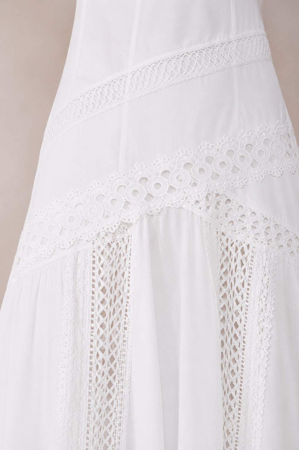 Robe mi-longue évasée en dentelle ajourée