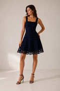 Marineblaues gehäkeltes Minikleid mit Kristallen