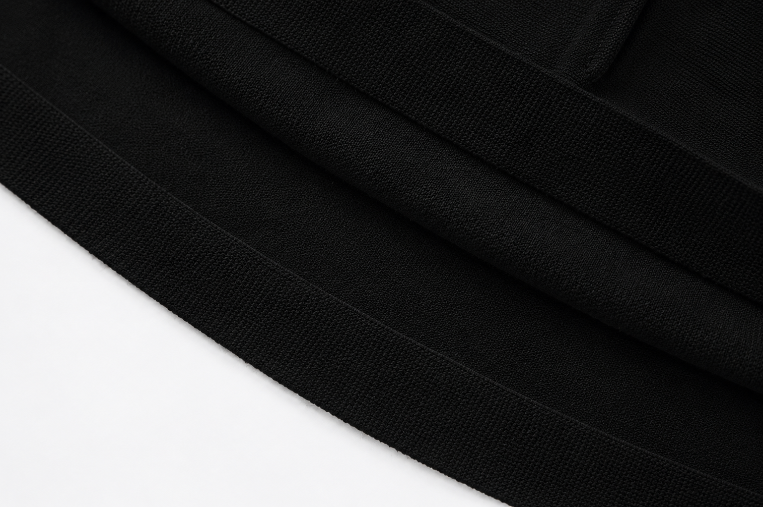 Mini-Kleid mit V-Ausschnitt und radialen Falten