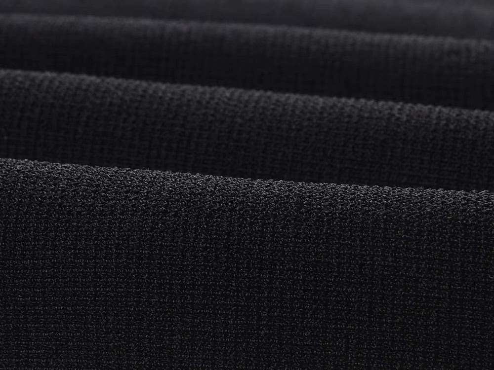 La Robe Pâquerette — gehäkeltes, perlenbesetztes Strick-Maxikleid in Schwarz