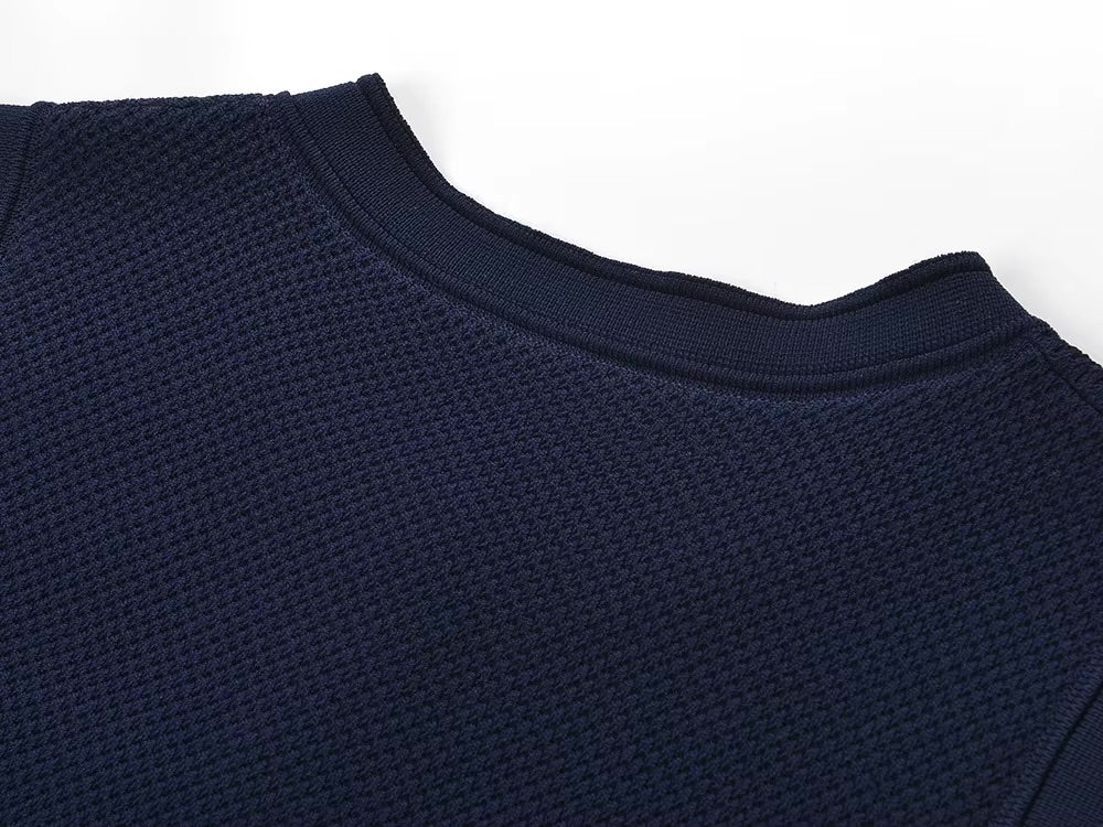 La Robe Marine — Robe midi plissée en maille ajourée, coloris marine