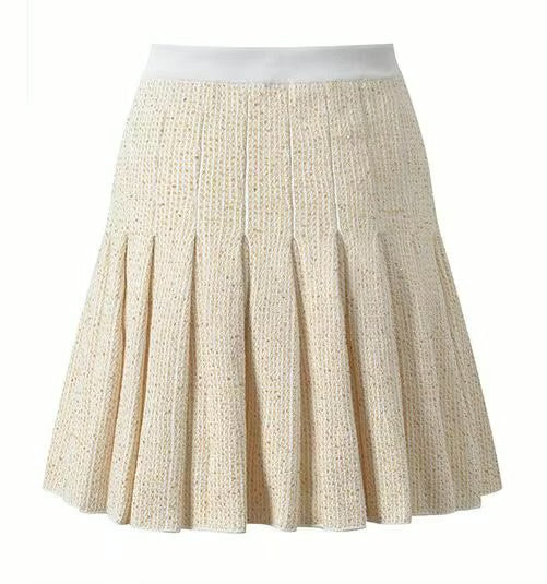 L’Ensemble Perle – Tweed-Strickweste & plissierter Minirock im Set in Elfenbein
