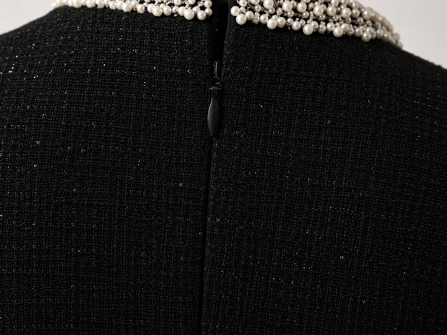 La Robe Joaillerie – Tweed-Minikleid mit Perlenverzierung in Schwarz
