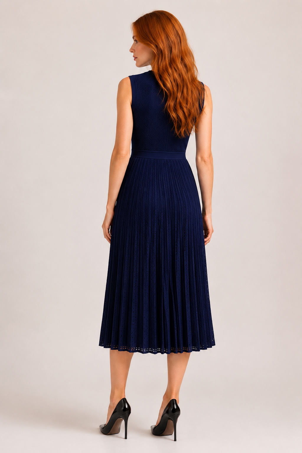 La Robe Marine — Robe midi plissée en maille ajourée, coloris marine