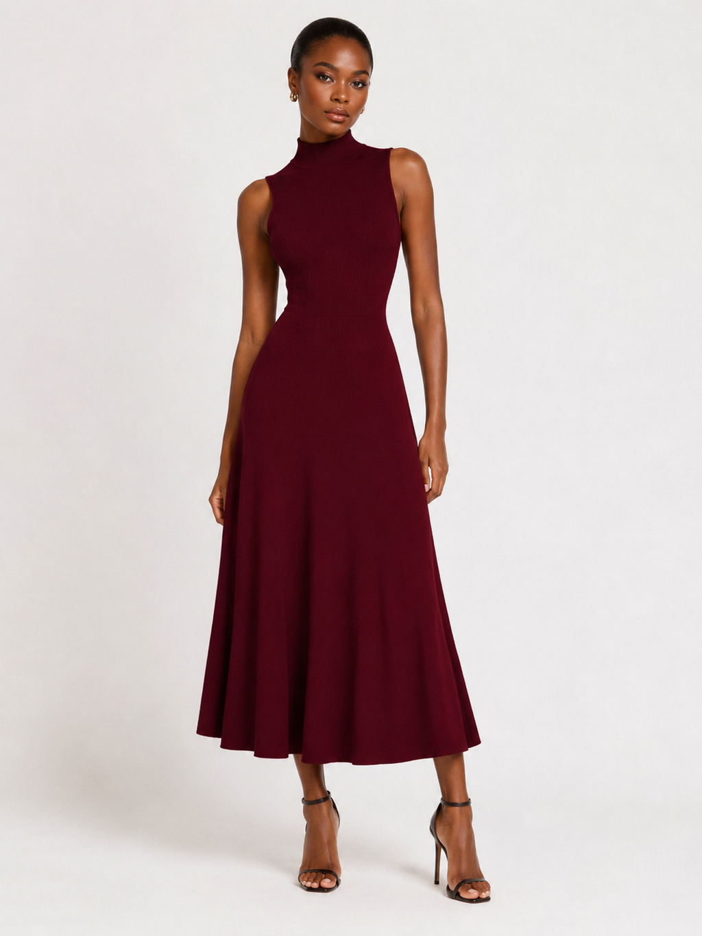 La Robe Bordeaux — Maxikleid aus Strick mit Rollkragen in Tiefem Burgunderrot