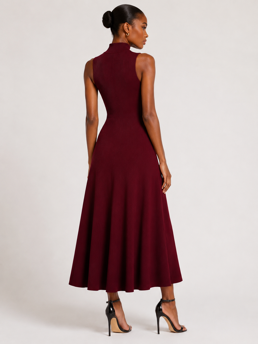 La Robe Bordeaux — Maxikleid aus Strick mit Rollkragen in Tiefem Burgunderrot