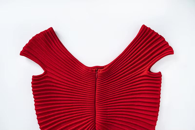 Mini-Kleid mit V-Ausschnitt und radialen Falten