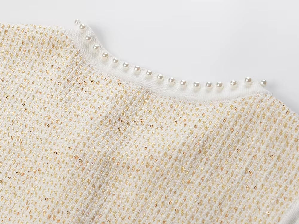 L’Ensemble Perle – Tweed-Strickweste & plissierter Minirock im Set in Elfenbein
