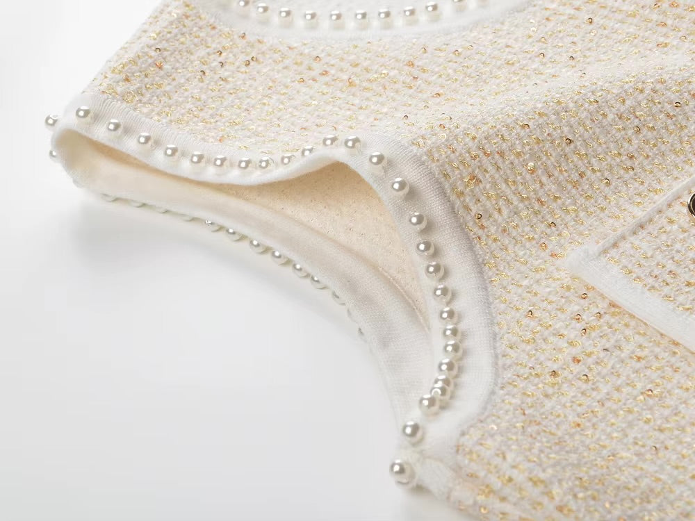 L’Ensemble Perle – Tweed-Strickweste & plissierter Minirock im Set in Elfenbein