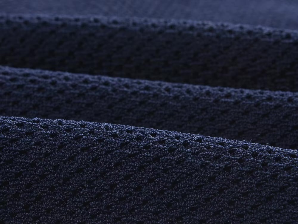 La Robe Marine — Robe midi plissée en maille ajourée, coloris marine