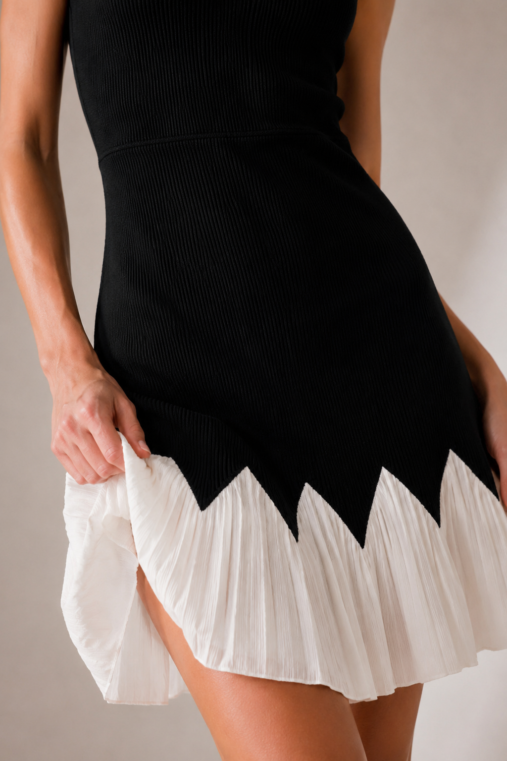 Zigzag Pleated Contrast Mini Dress