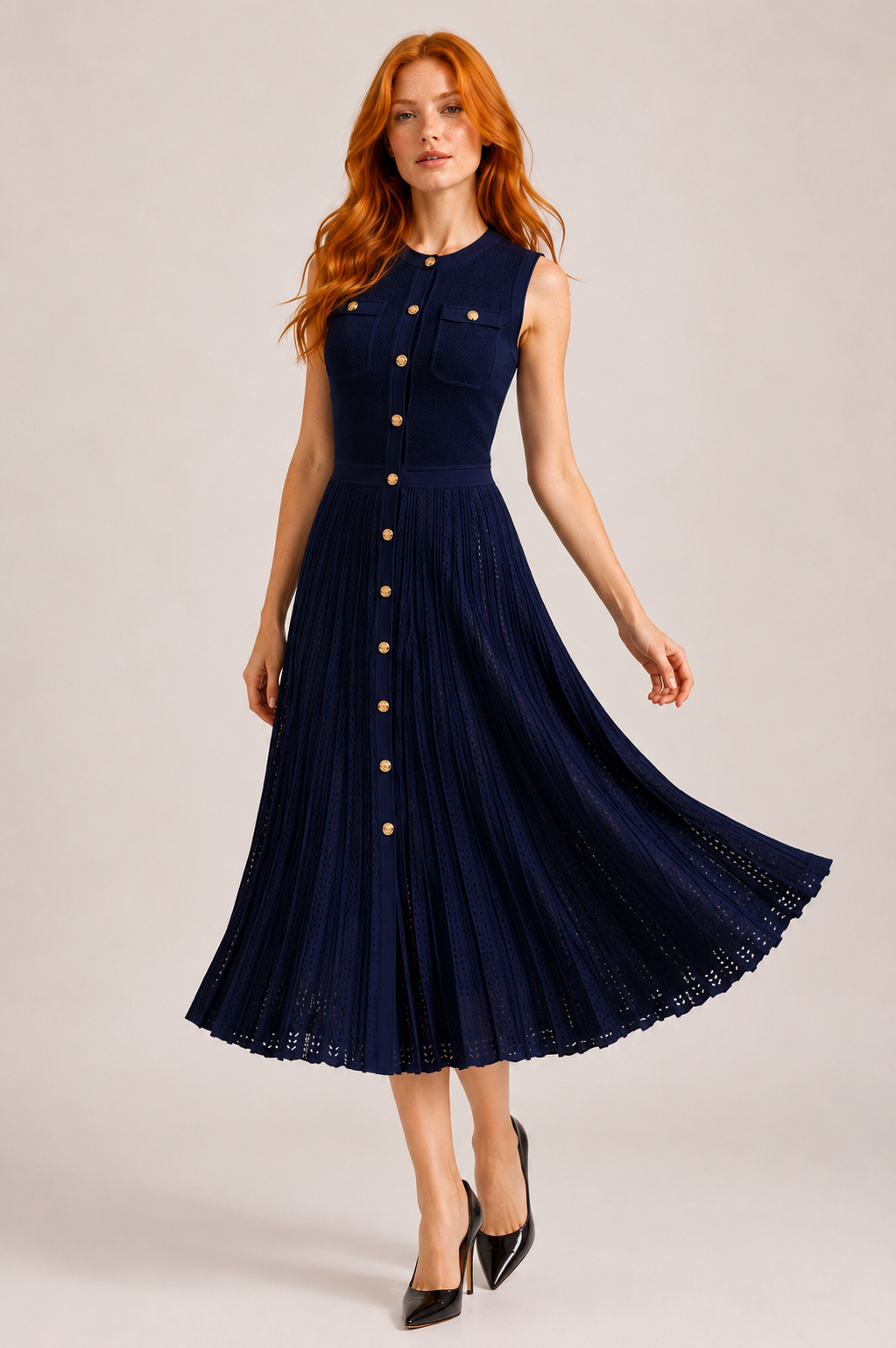 La Robe Marine — Robe midi plissée en maille ajourée, coloris marine