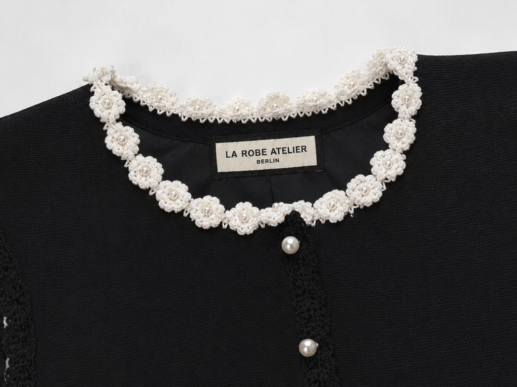 La Robe Pâquerette — gehäkeltes, perlenbesetztes Strick-Maxikleid in Schwarz