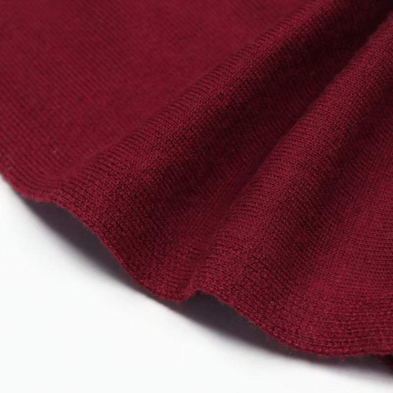 La Robe Bordeaux — Maxikleid aus Strick mit Rollkragen in Tiefem Burgunderrot