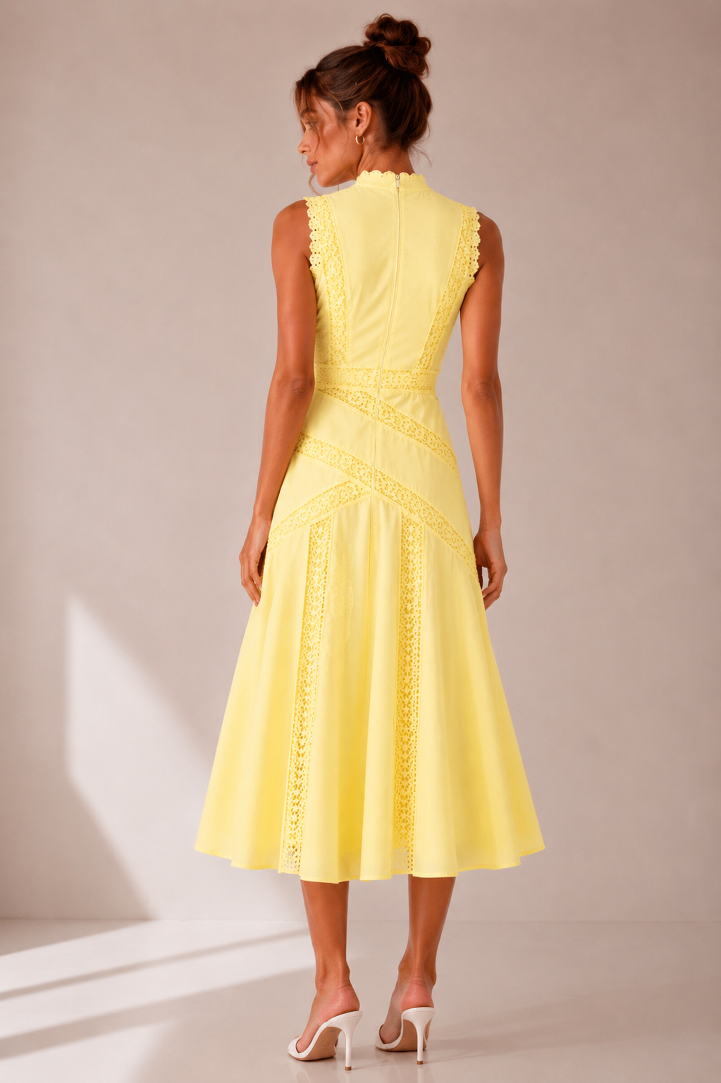 Robe mi-longue évasée en dentelle ajourée