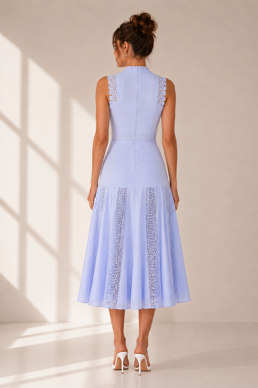 Robe mi-longue évasée en dentelle ajourée