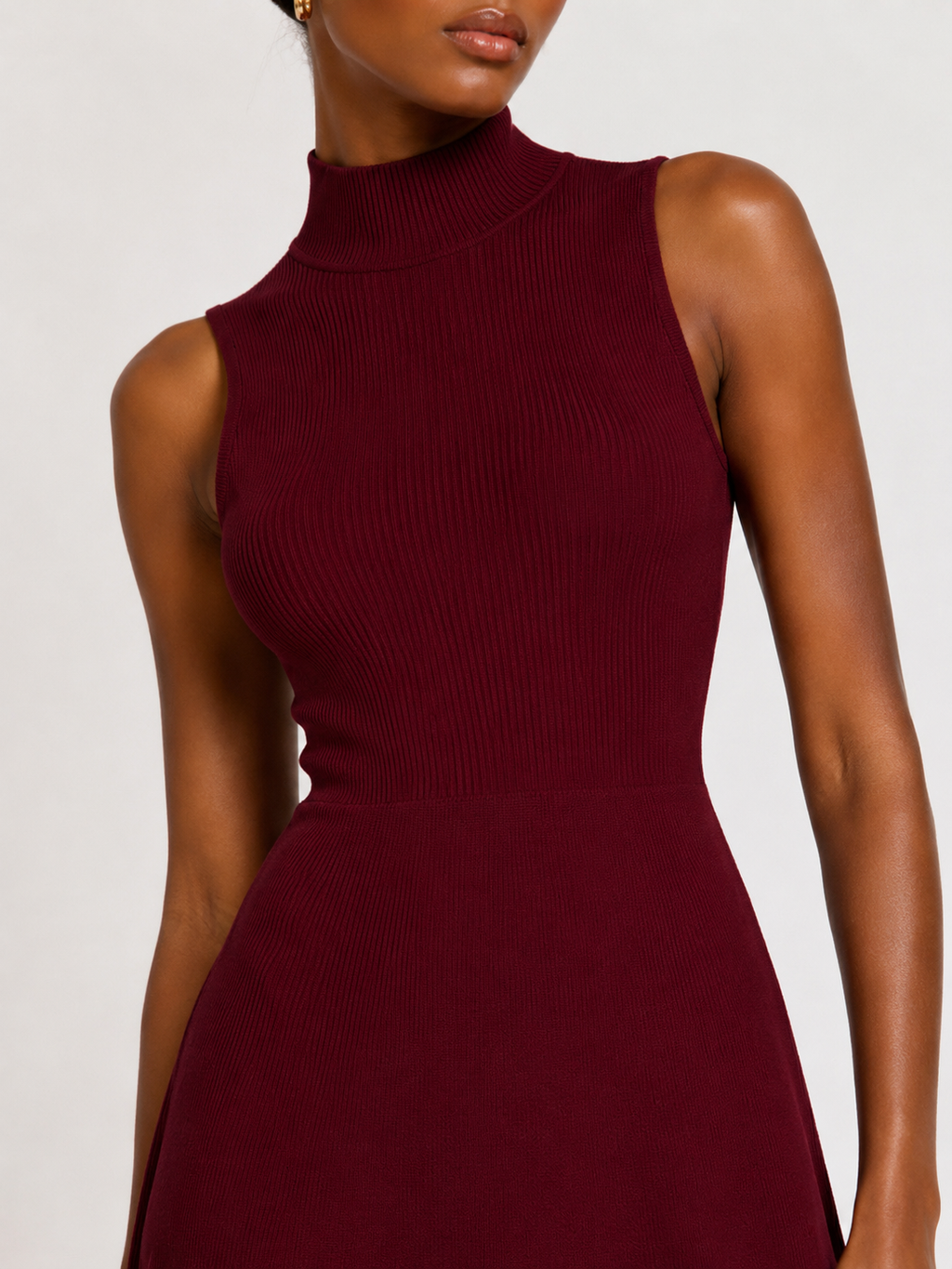 La Robe Bordeaux — Maxikleid aus Strick mit Rollkragen in Tiefem Burgunderrot