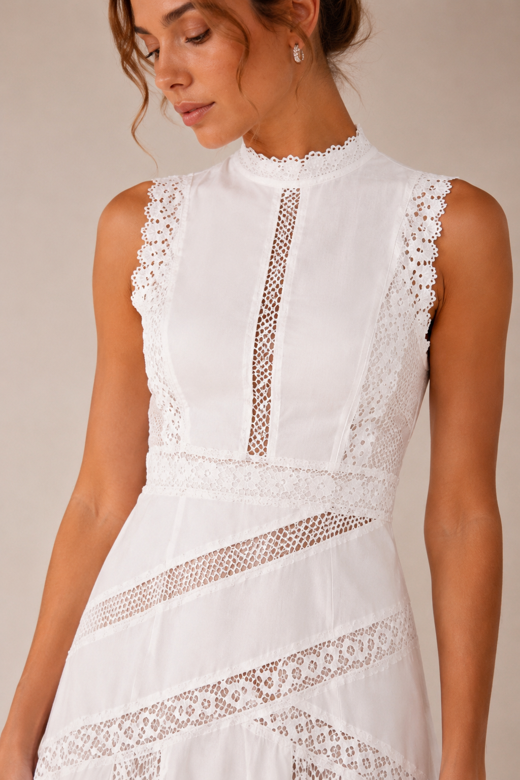 Robe mi-longue évasée en dentelle ajourée