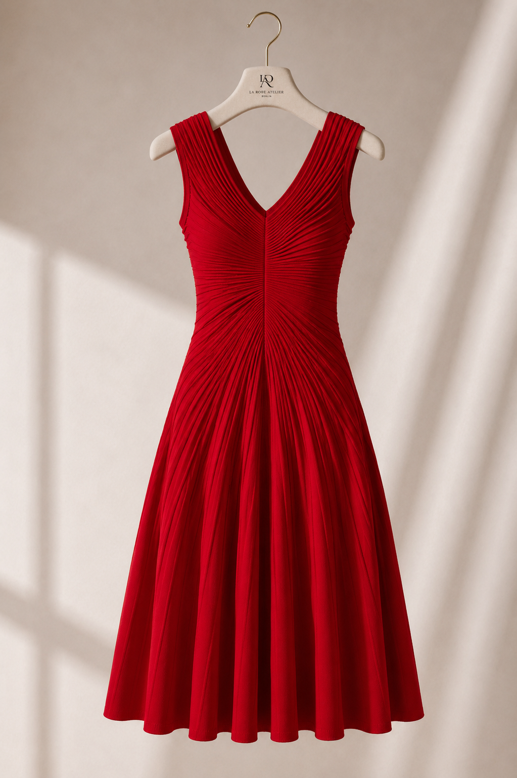 Mini-Kleid mit V-Ausschnitt und radialen Falten